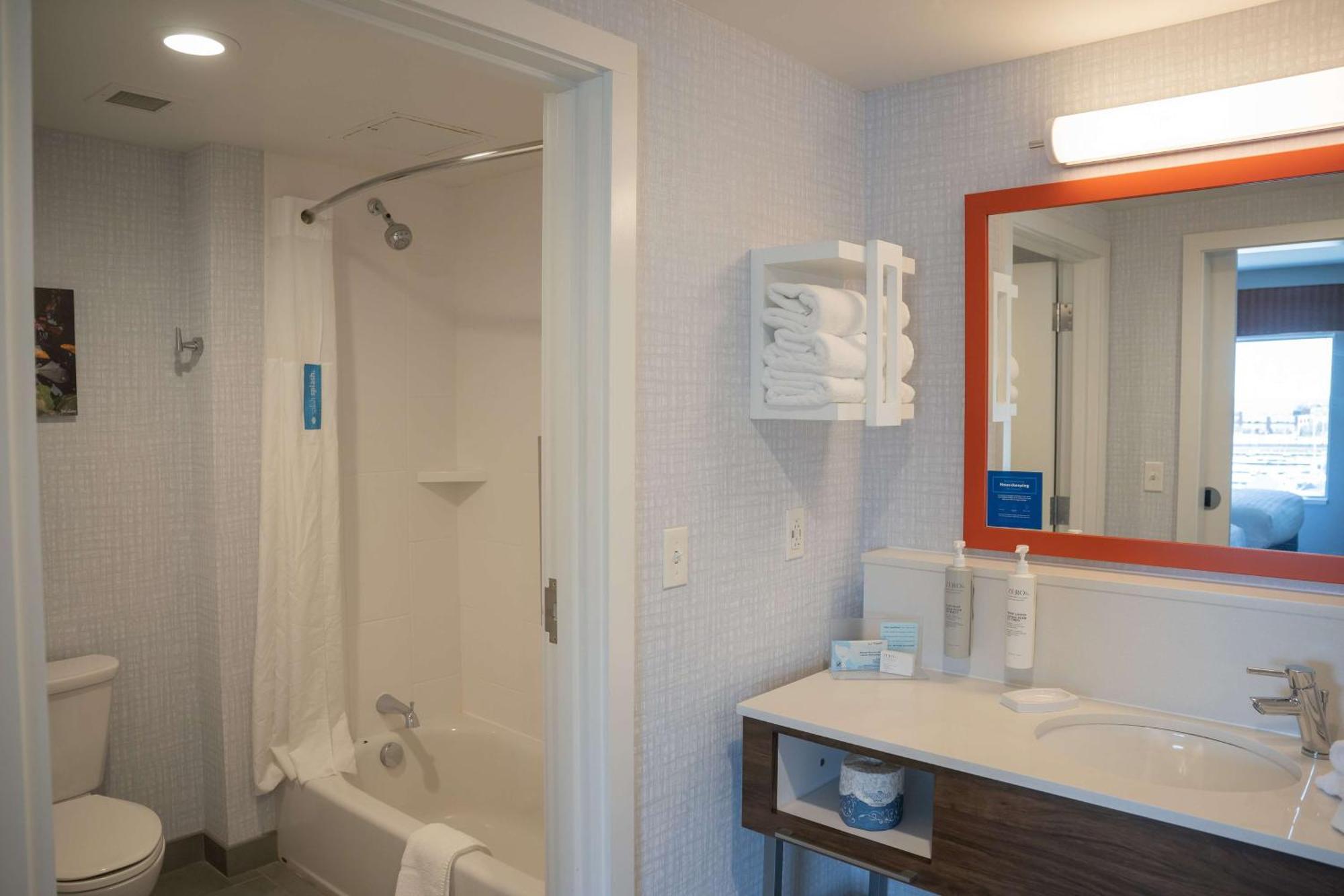 Hampton Inn & Suites Erie Bayfront Экстерьер фото