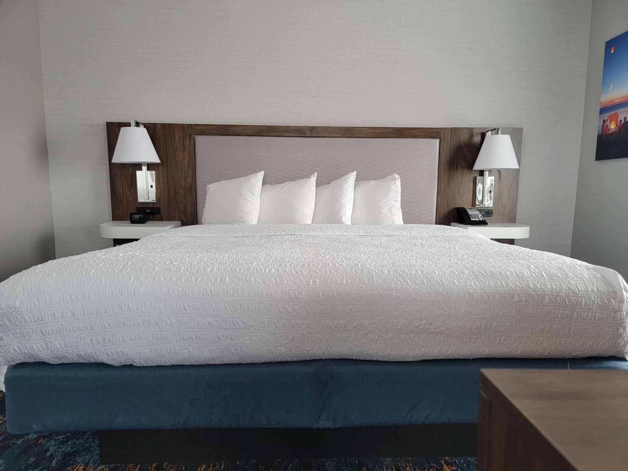 Hampton Inn & Suites Erie Bayfront Экстерьер фото