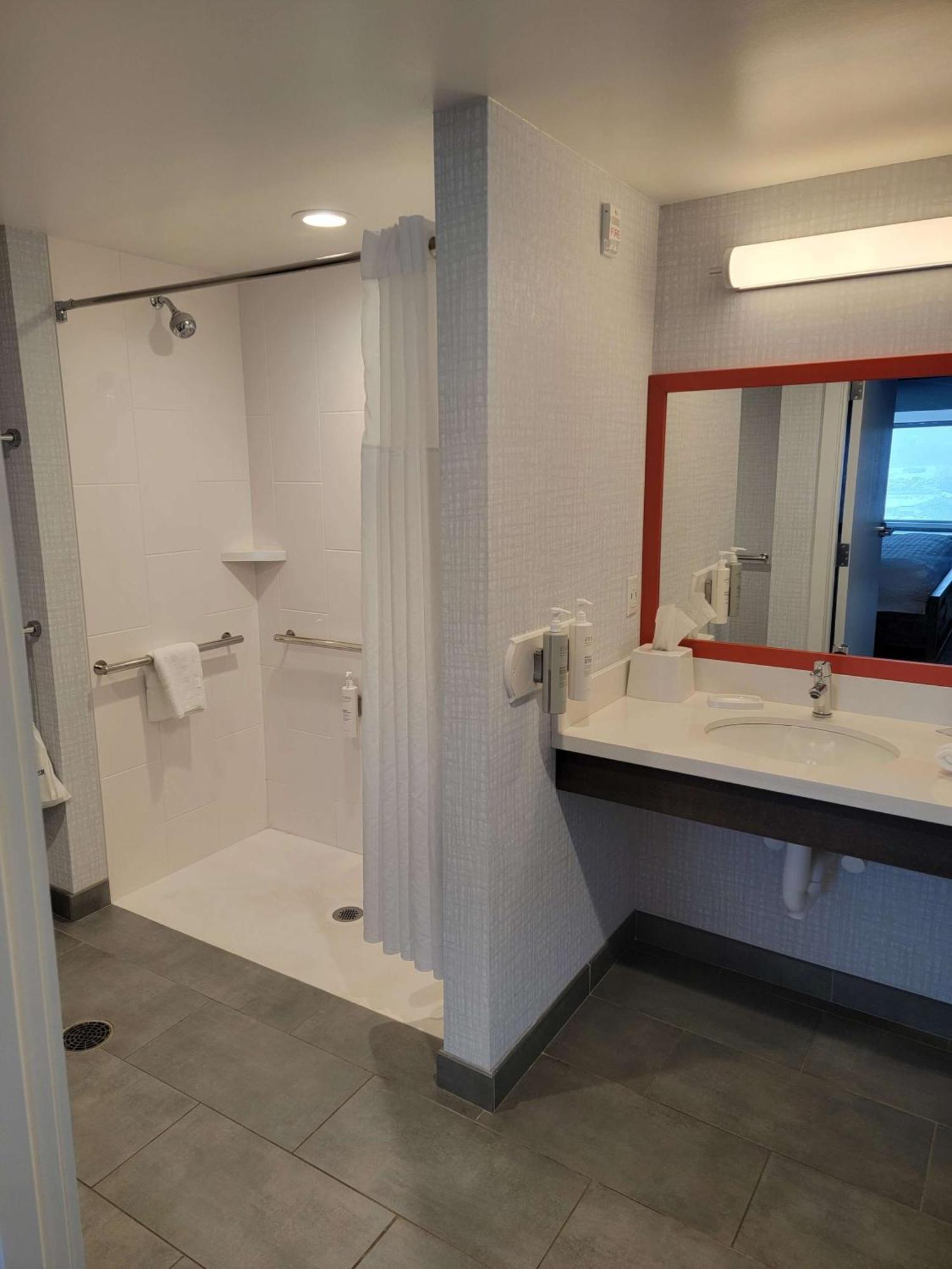 Hampton Inn & Suites Erie Bayfront Экстерьер фото